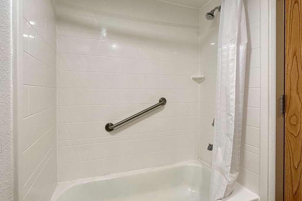 Quality & Albany Airport Hotel